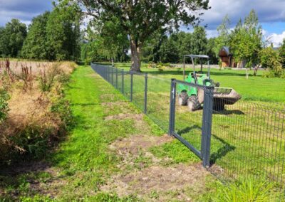 Antratsiithall keevispaneelaed ja jalgvärav maakodu põllupoolsel küljel